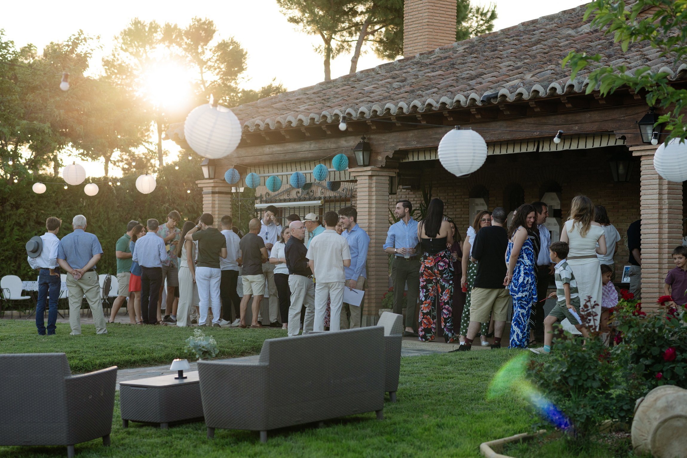 Invitados comparten un cóctel de bienvenida al atardecer antes de la boda
